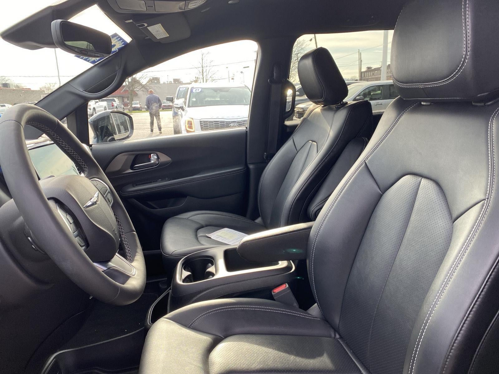 2025 Chrysler Pacifica Select