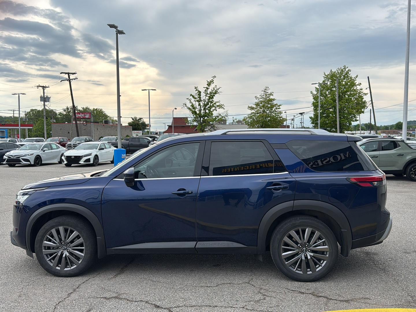 2024 Nissan Pathfinder SL