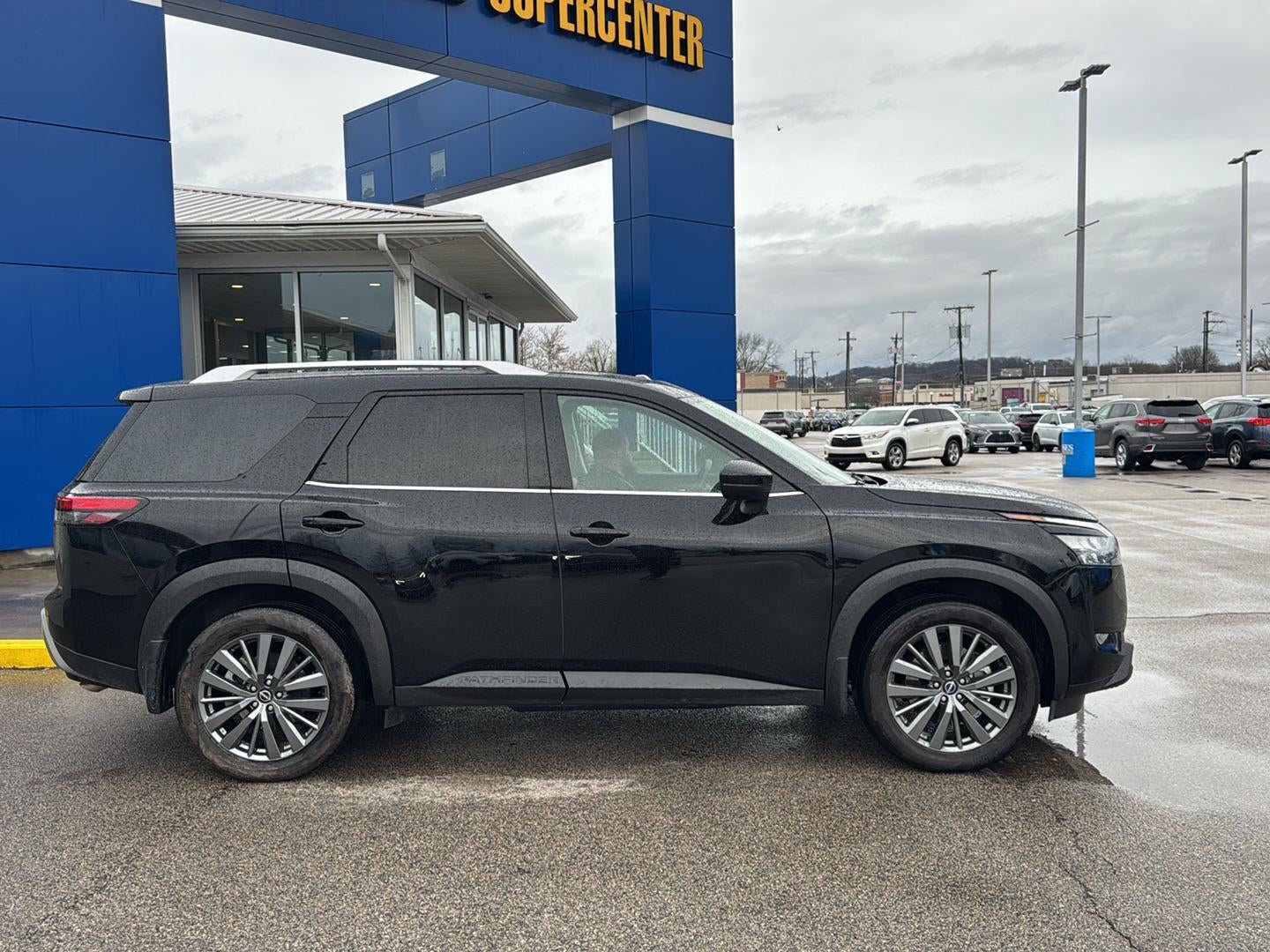 2025 Nissan Pathfinder SL