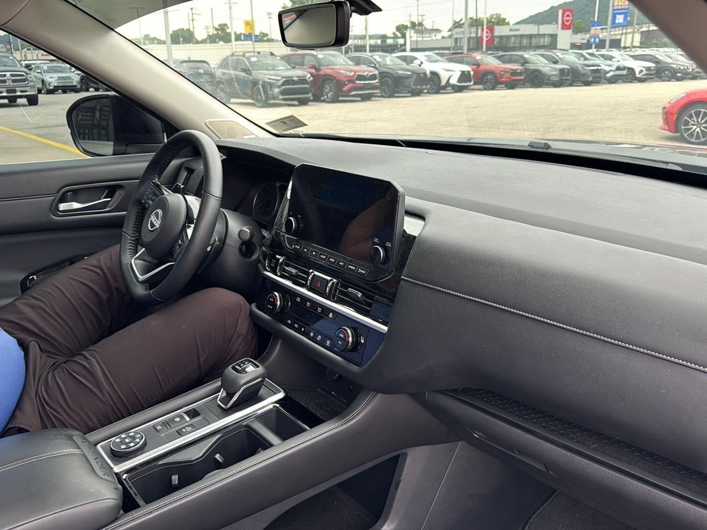 2025 Nissan Pathfinder SL