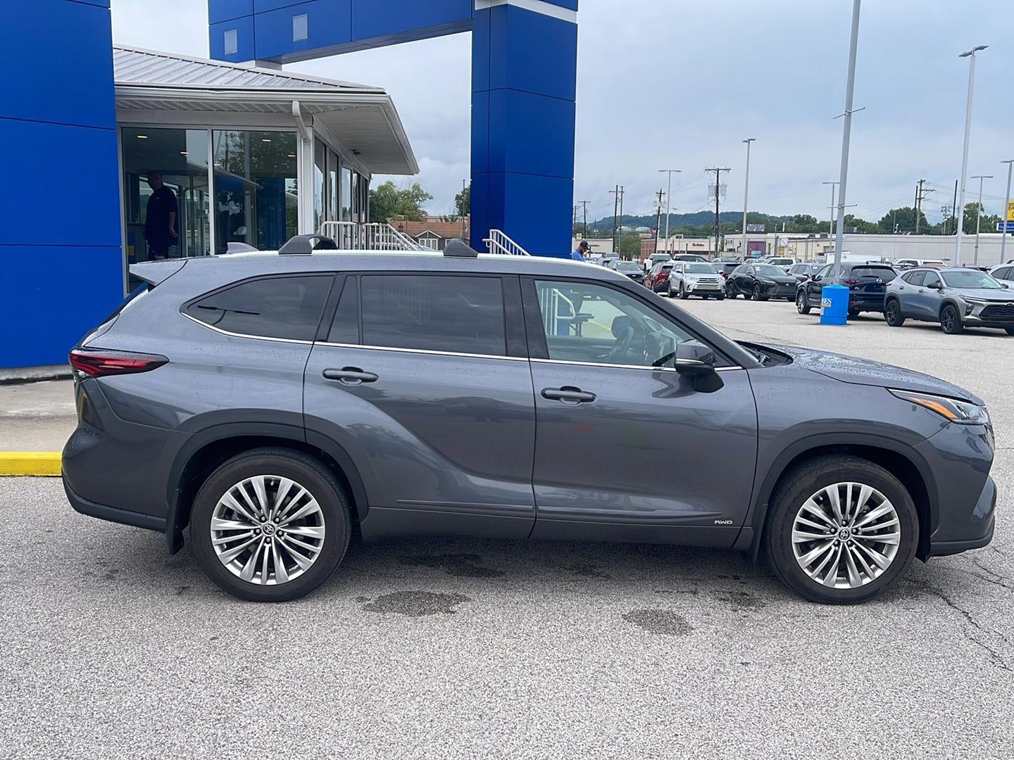 2025 Toyota Highlander Hybrid Platinum