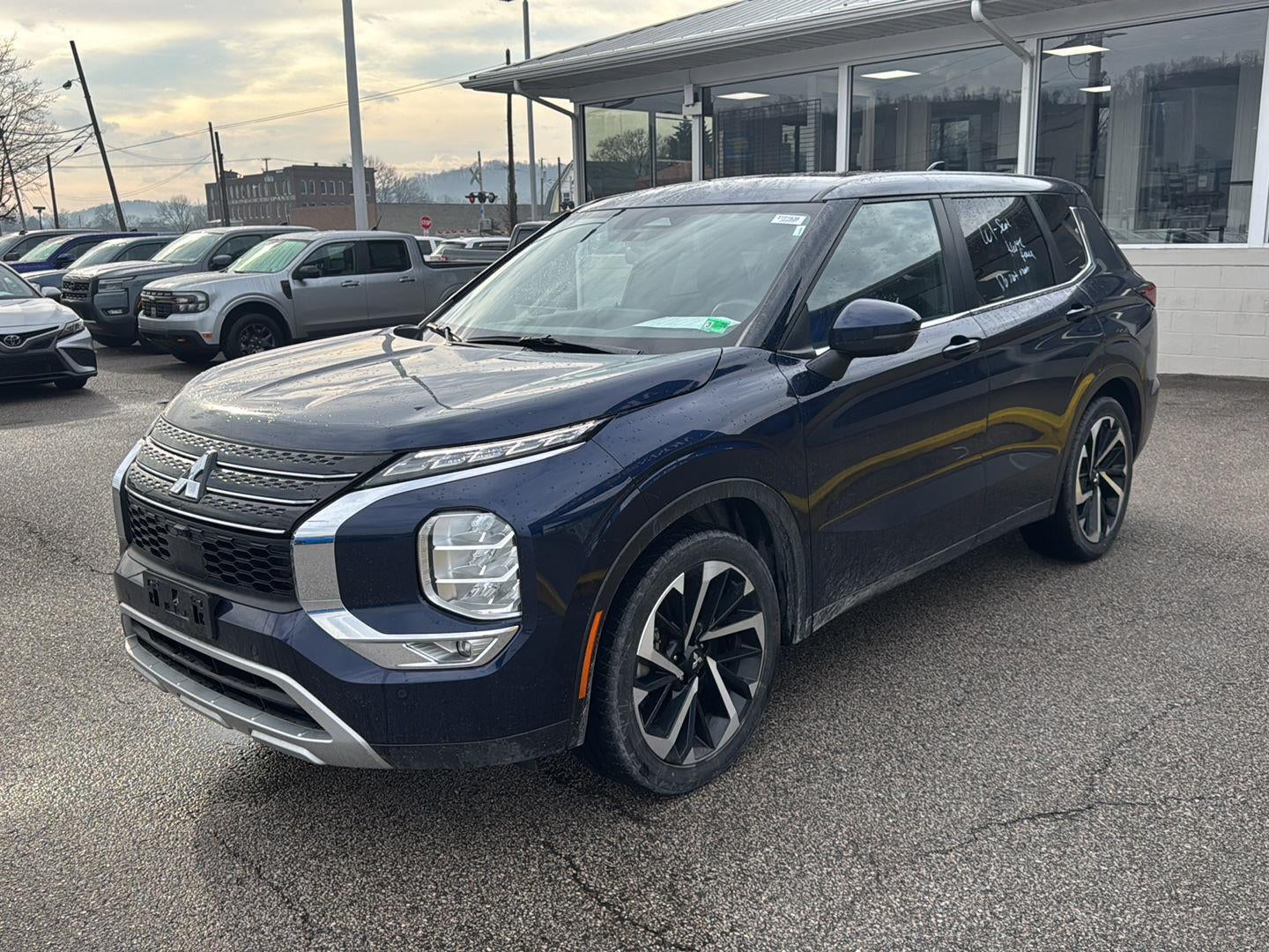 2024 Mitsubishi Outlander SE