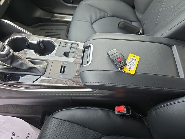 2026 Toyota Highlander Hybrid Platinum